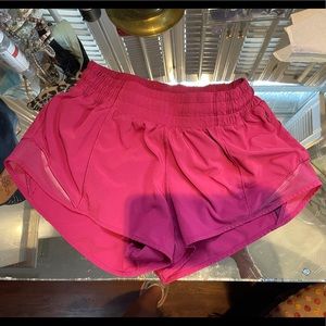 LULU LEMON hotty hot high-rise short 2.5”